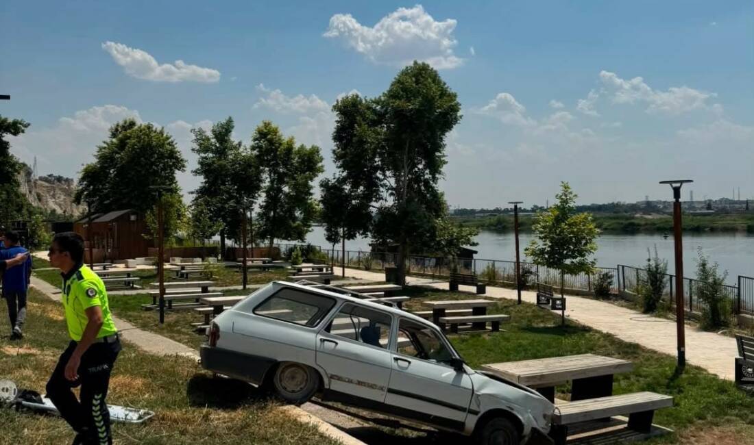 Şanlıurfa’nın Birecik ilçesinde kontrolden çıkan otomobilin millet bahçesine uçması sonucu