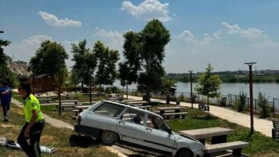 Şanlıurfa’nın Birecik ilçesinde kontrolden çıkan otomobilin millet bahçesine uçması sonucu