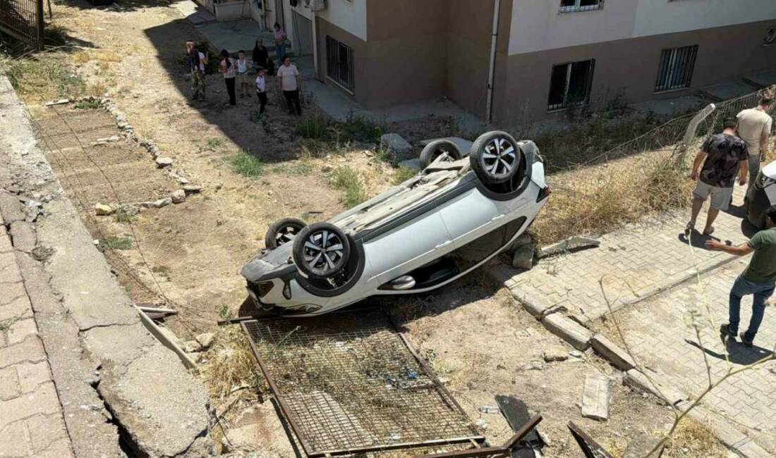 Adıyaman’da kontrolden çıkan bir otomobil, karayolundan site bahçesine düştü.