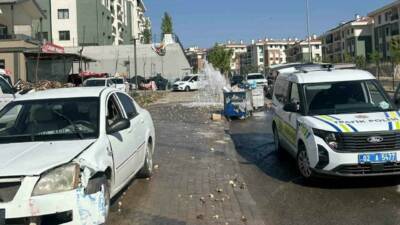 Adıyaman’da kontrolden çıkan bir otomobil yer üstü yangın hidrantını devirip