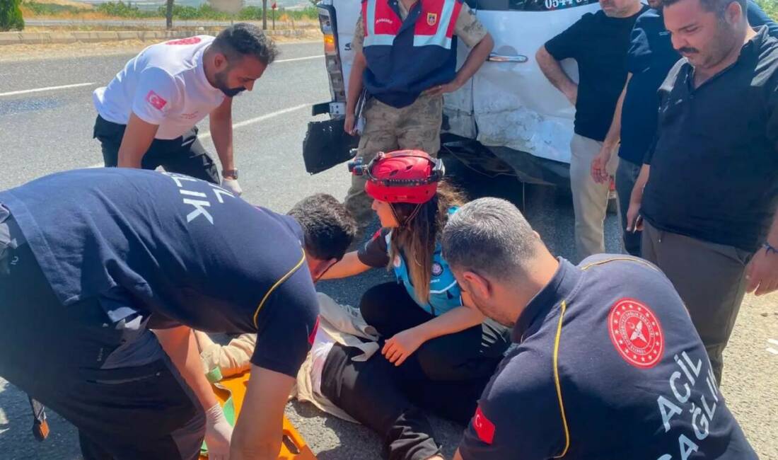 Otomobil yolcu minibüsüne arkadan çarptı: 12 yaralı Şanlıurfa’da otomobilin yolcu minibüsüne arkadan çarpması sonucu 12 kişi yaralandı.