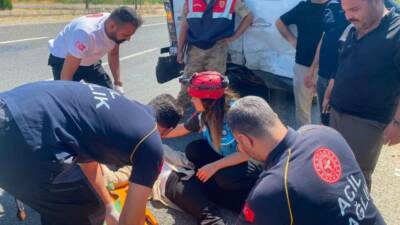 Şanlıurfa’da otomobilin yolcu minibüsüne arkadan çarpması sonucu 12 kişi yaralandı.