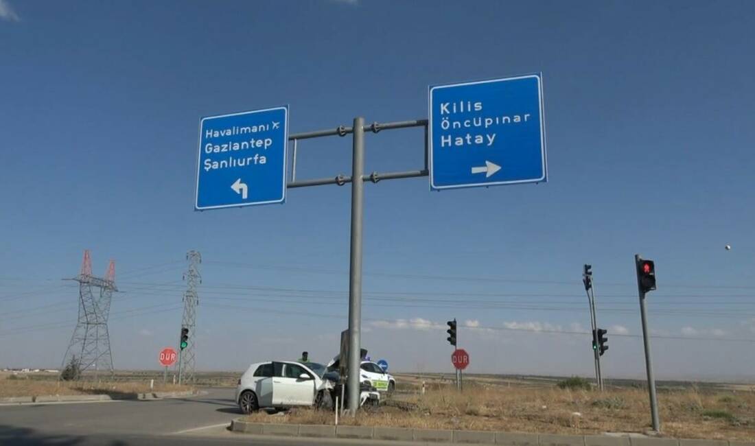 Kilis’te Organize Sanayi Kavşağı’nda kontrolden çıkan bir otomobil, yön tabelasının
