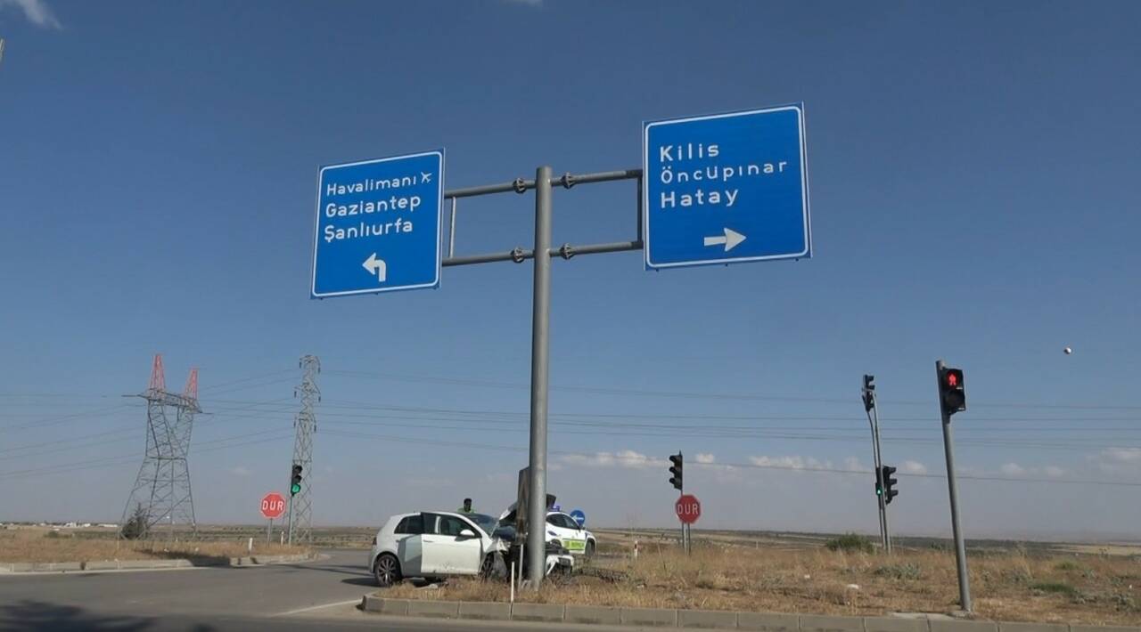 Kilis’te Organize Sanayi Kavşağı’nda kontrolden çıkan bir otomobil, yön tabelasının