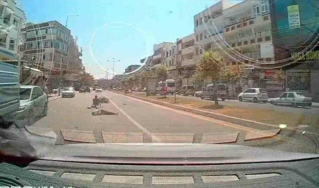 Şanlıurfa'da, ana caddeye dönüş yapan bir otomobile arkadan çarpan motosikletin