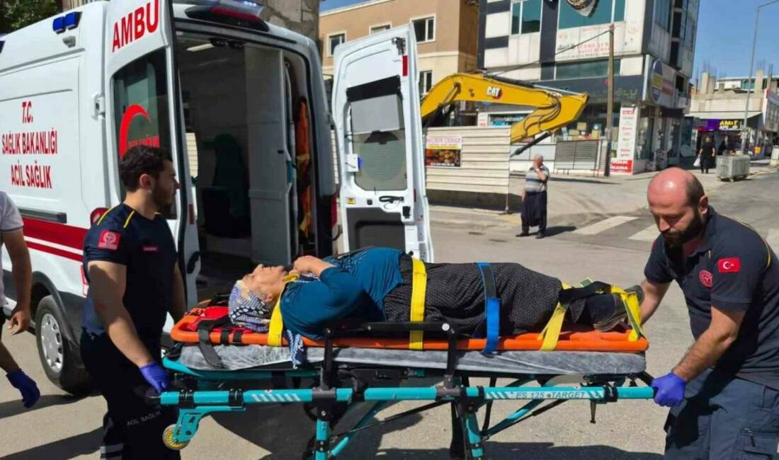 Adıyaman’da yolun karşısına geçmeye çalışan kadın, otomobilin çarpması sonucu yaralandı.