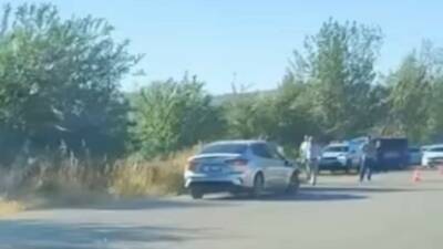 Gaziantep’te otomobille çarpıştıktan sonra yol kenarına savrulan motosiklet sürücüsü, kaldırıldığı