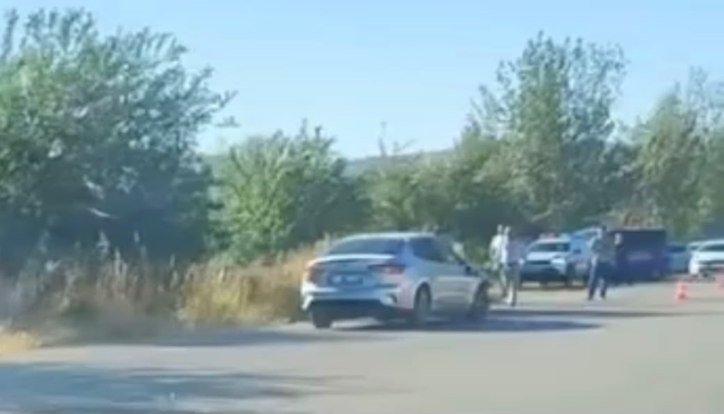 Gaziantep’te otomobille çarpıştıktan sonra yol kenarına savrulan motosiklet sürücüsü, kaldırıldığı