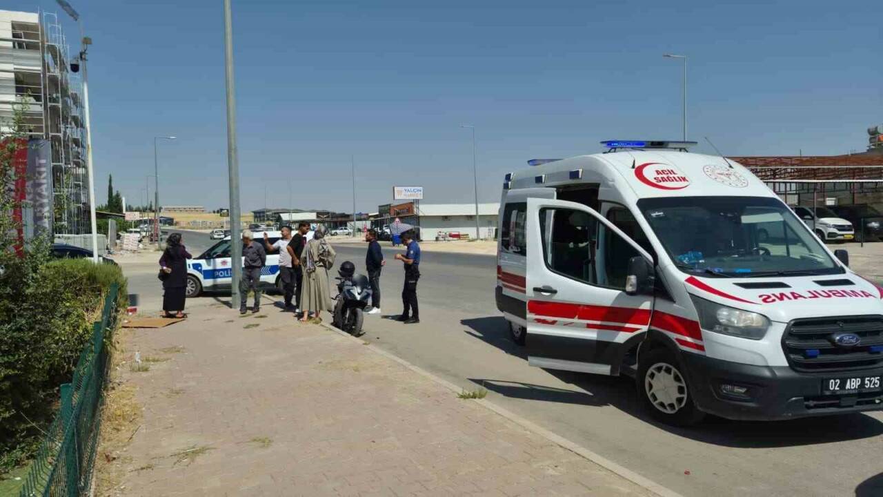 Adıyaman’da otomobille çarpışan motosikletin sürücüsü yaralandı.
