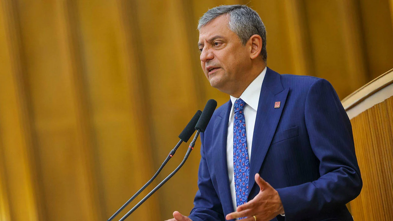 Özgür Özel yeni partiyi açıkladı: Gömlek çıkarmıyoruz, ateşten gömlek giyiyoruz