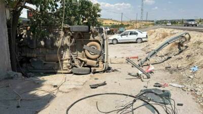 Adıyaman’da, sürücüsünün direksiyon hakimiyetini kaybettiği panelvan şarampole yuvarlanması sonucu 1’i