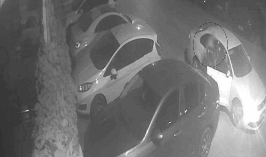 Gaziantep’te park halindeki bir aracın lastikleri, gece saatlerde bir şahıs