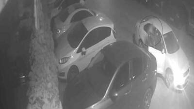 Gaziantep’te park halindeki bir aracın lastikleri, gece saatlerde bir şahıs