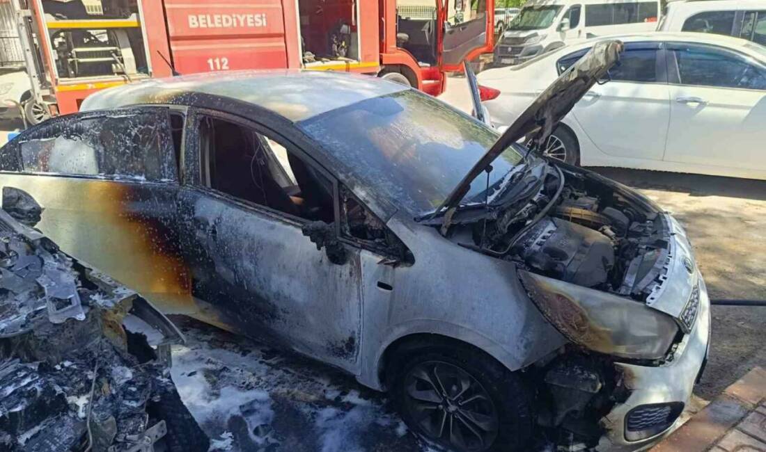 Park halindeki otomobil alev aldı, yangın diğer araca da sıçradı Siirt’te park halindeki bir otomobilde çıkan yangın, yanındaki araca da