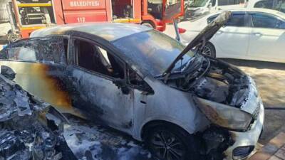 Siirt’te park halindeki bir otomobilde çıkan yangın, yanındaki araca da