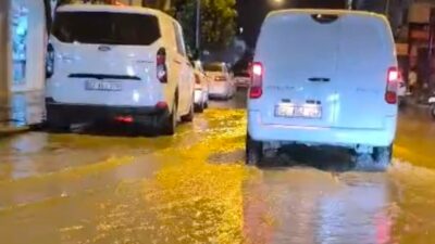 Adıyaman’da patlayan su borusu cadde ve sokakları göle çevirdi.