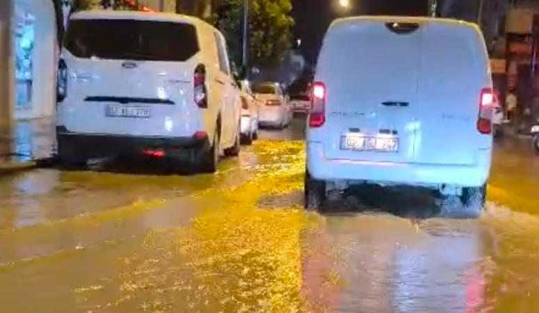 Patlayan şebeke hattı caddeyi göle çevirdi Adıyaman’da patlayan su borusu cadde ve sokakları göle çevirdi.