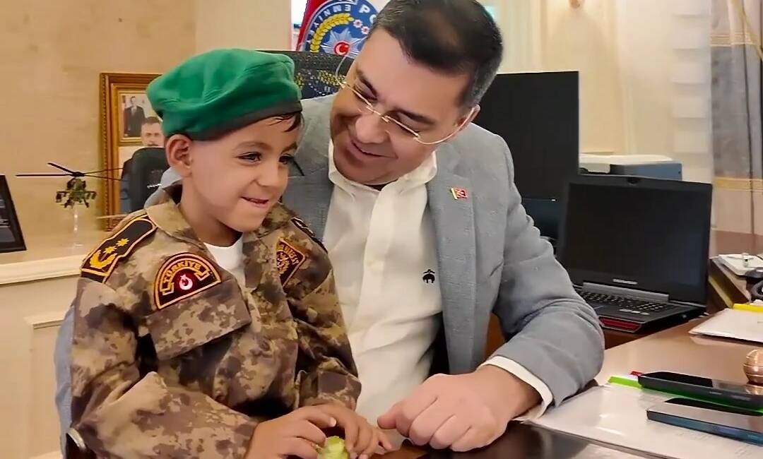 Şanlıurfa’da gerçekleştirilen narko-kapan uygulamasında, polis helikopterine Türk bayrağı sallayan çocuğa