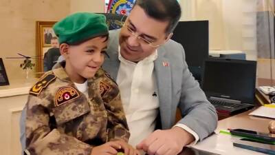 Şanlıurfa’da gerçekleştirilen narko-kapan uygulamasında, polis helikopterine Türk bayrağı sallayan çocuğa