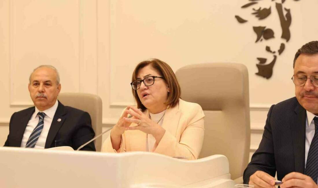Gaziantep Büyükşehir Belediye Başkanı Fatma Şahin, Şehitkamil ilçesindeki muhtarlarla bir
