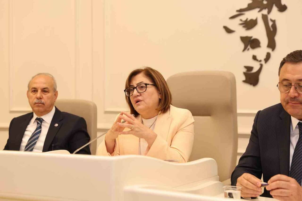Gaziantep Büyükşehir Belediye Başkanı Fatma Şahin, Şehitkamil ilçesindeki muhtarlarla bir
