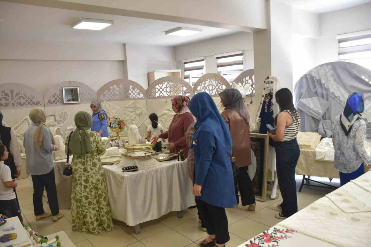 Şahinbey Belediyesi’nin Mimar Sinan Gençlik Merkezi El Sanatları Kursları, kadınların