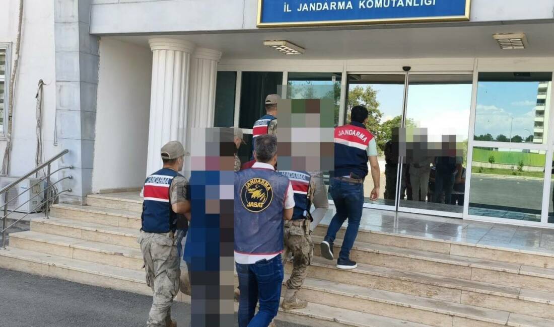 Şanlıurfa’da 32 şahsa göçmen kaçakçılığından işlem yapıldı Şanlıurfa’da yaklaşık bir hafta süren çalışmalarda 32 şahsa göçmen kaçakçılığından