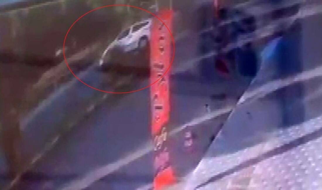 Şanlıurfa’da sürücüsünün kontrolünden çıkan hafif ticari aracın ağaca çarparak durduğu
