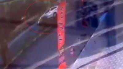Şanlıurfa’da sürücüsünün kontrolünden çıkan hafif ticari aracın ağaca çarparak durduğu