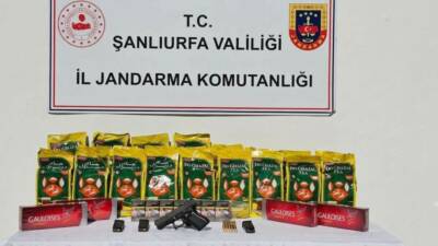 Şanlıurfa’nın Ceylanpınar ilçesinde düzenlenen operasyonda ruhsatsız tabanca ile kaçak sigara