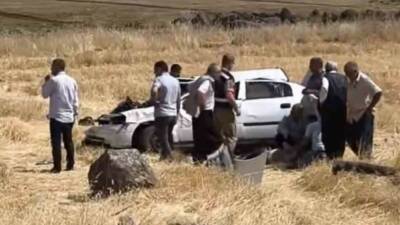 Şanlıurfa’nın Siverek ilçesinde kontrolden çıkarak şarampole devrilen otomobilin takla atması