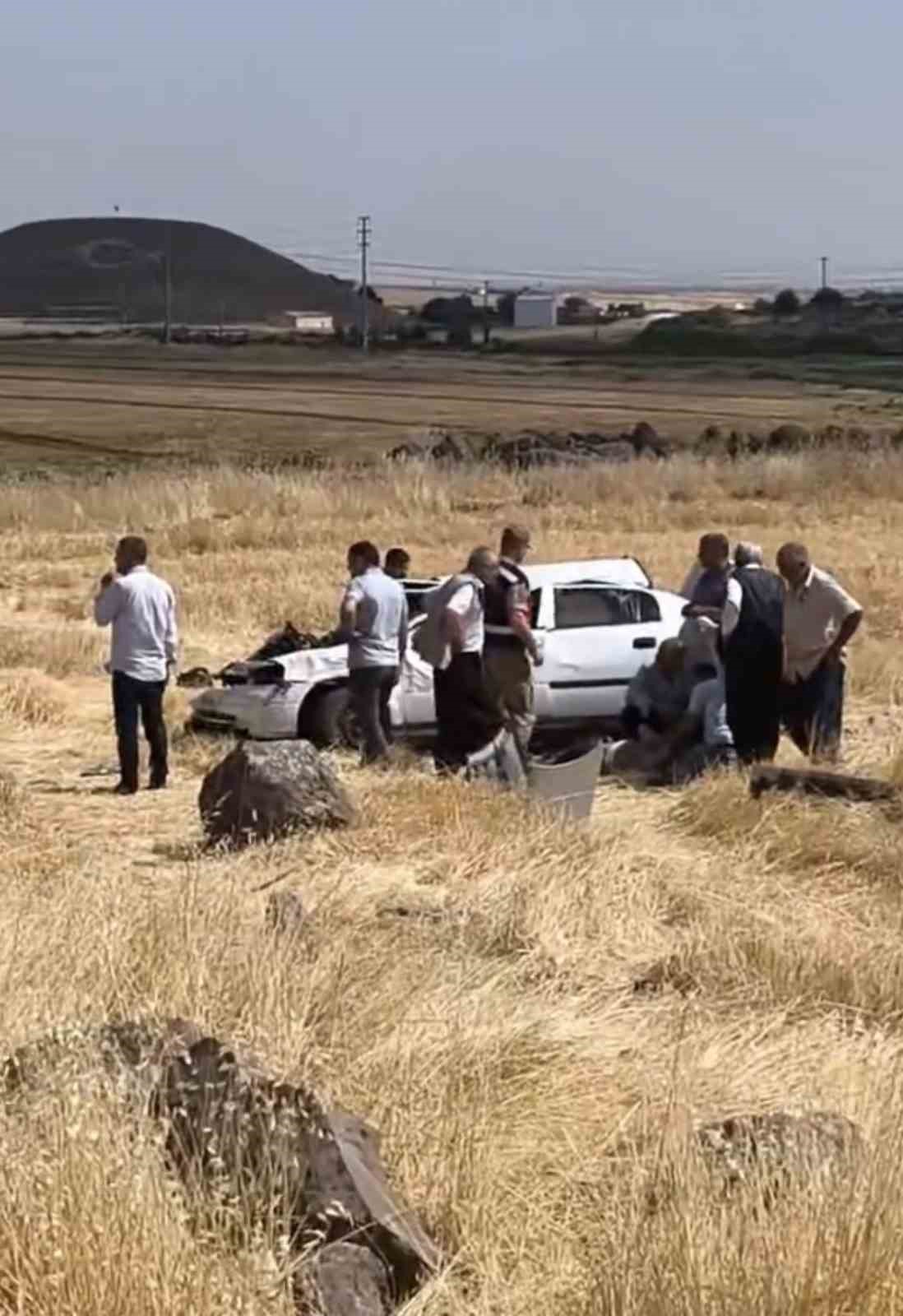 Şanlıurfa’da şarampole devrilen otomobil takla attı: 2 yaralı