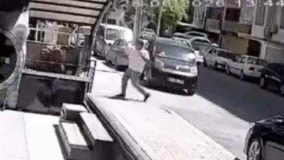 Şanlıurfa’da evine girmek üzereyken silahlı saldırıya uğrayan kişi ağır yaralandı.