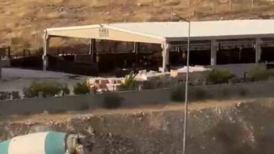 Şanlıurfa’da seyir halindeyken motor kısmından alev alan otomobilde çıkan yangın,