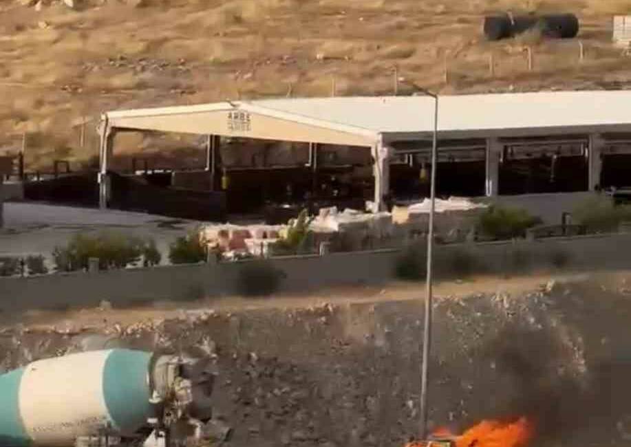 Şanlıurfa’da yanan otomobil beton mikseriyle söndürüldü Şanlıurfa’da seyir halindeyken motor kısmından alev alan otomobilde çıkan yangın,