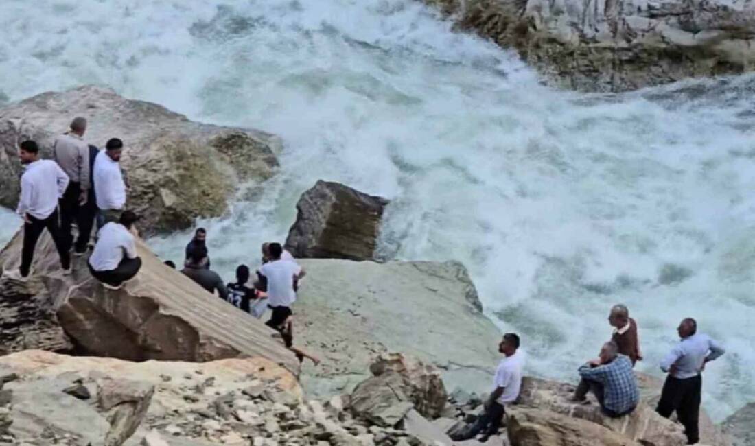 Serinlemek için girdiği Habur Çayı’nda kayboldu Şırnak’ın Beytüşşebap ilçesinde serinlemek için girdiği Habur Çayı’nda akıntıya kapılarak