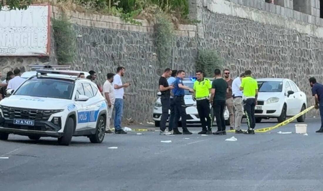 Diyarbakır’ın Sur ilçesinde bir esnaf, tartıştığı müşterinin aracına kurşun yağdırdı.
