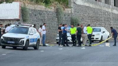 Diyarbakır’ın Sur ilçesinde bir esnaf, tartıştığı müşterinin aracına kurşun yağdırdı.
