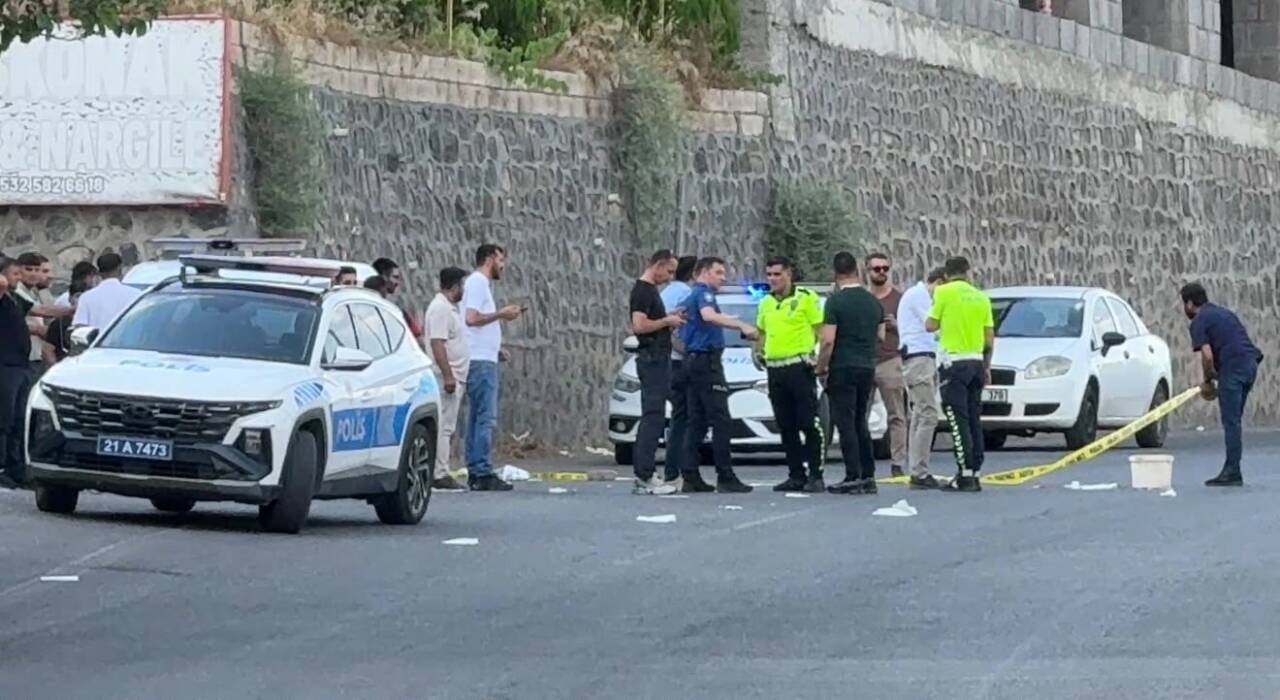 Diyarbakır’ın Sur ilçesinde bir esnaf, tartıştığı müşterinin aracına kurşun yağdırdı.