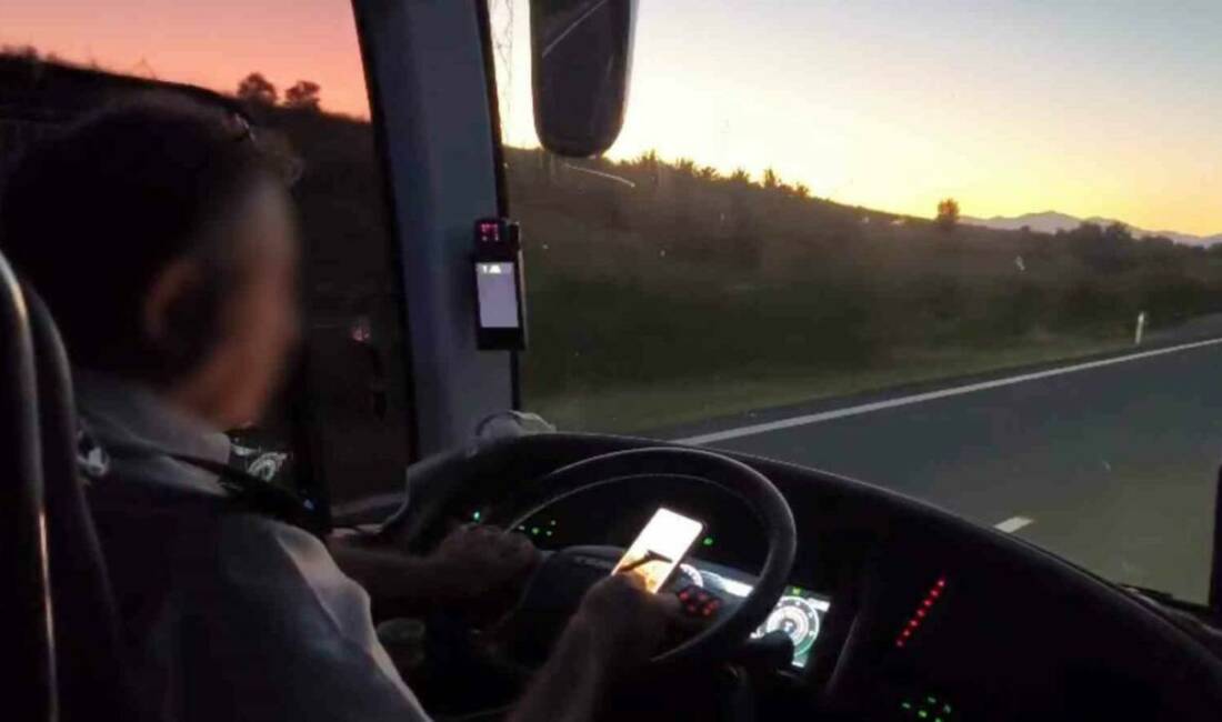 Şanlıurfa-Yalova seferini yapan otobüsün şoförü, seyir halindeyken cep telefonu ile