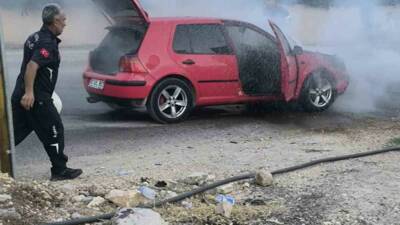 Adıyaman’da seyir halinde olan bir otomobil alev alarak yandı.