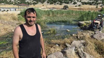 Gaziantep'in Yavuzeli ilçesinde artan sıcaklar nedeniyle vatandaşlar serinlemek için su