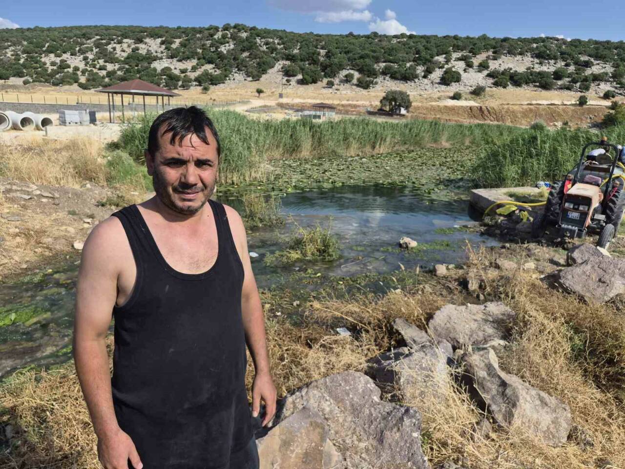 Gaziantep'in Yavuzeli ilçesinde artan sıcaklar nedeniyle vatandaşlar serinlemek için su