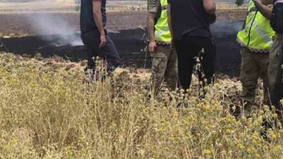 Siirt’in Kurtalan ilçesinde anız yangını itfaiye ve jandarma ekiplerince kontrol