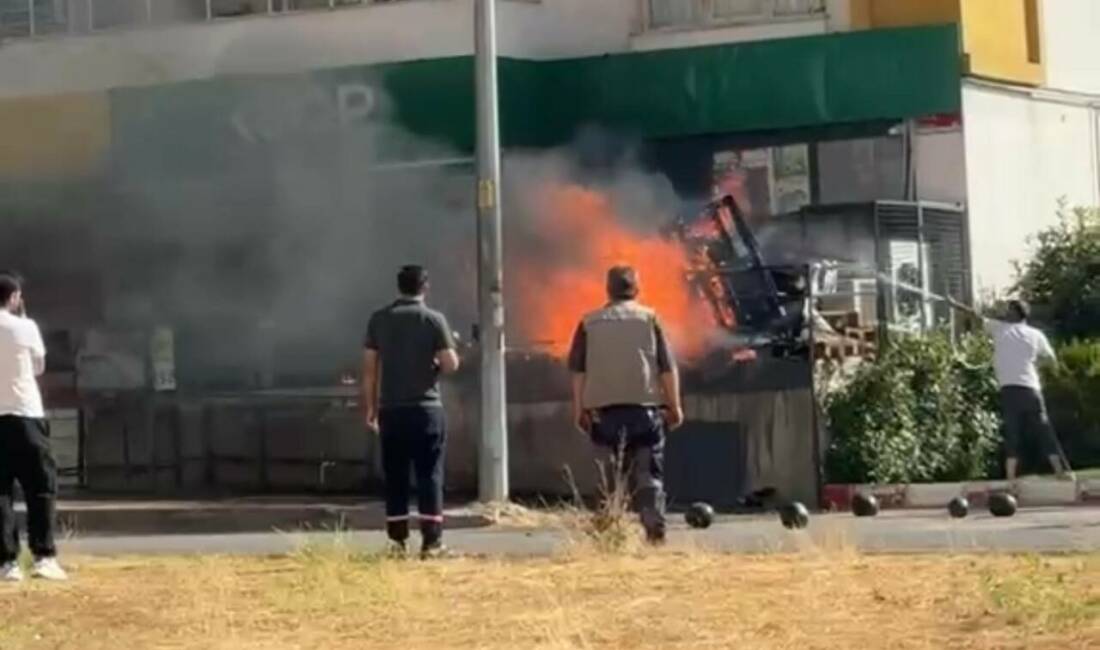 Siirt’te Veysel Karani Mahallesi'nde kaldırımdaki atık malzemelerde çıkan yangın, itfaiye
