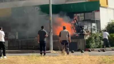Siirt’te Veysel Karani Mahallesi'nde kaldırımdaki atık malzemelerde çıkan yangın, itfaiye