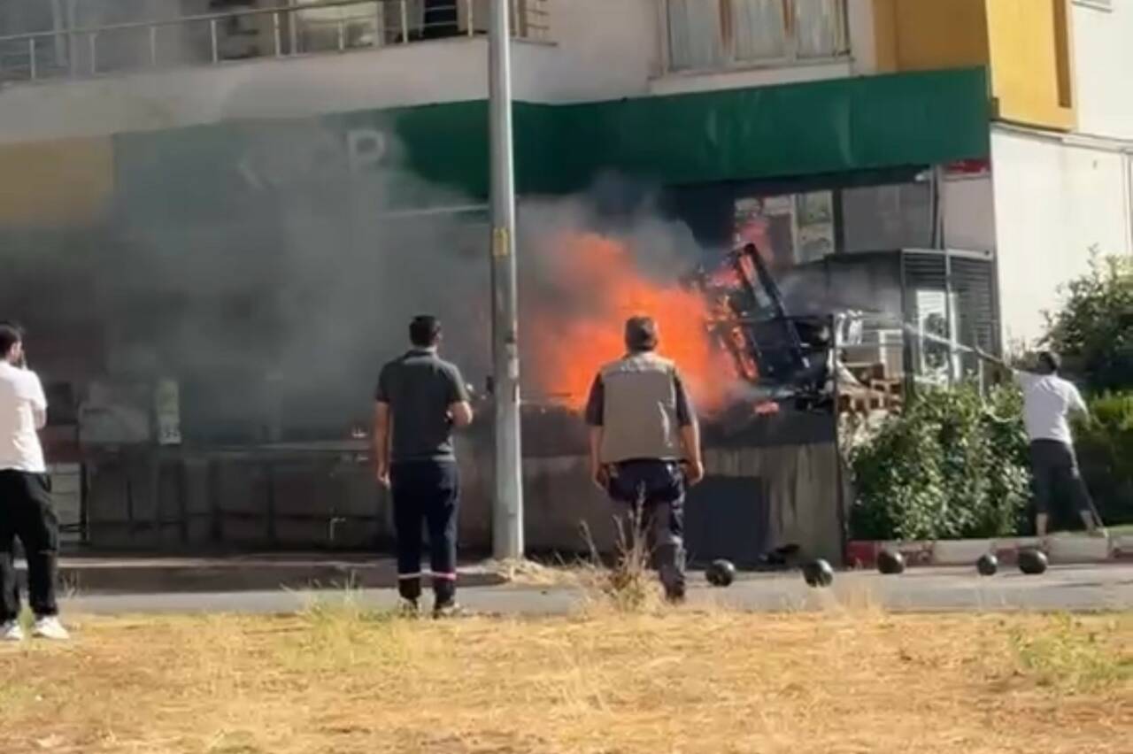 Siirt’te Veysel Karani Mahallesi'nde kaldırımdaki atık malzemelerde çıkan yangın, itfaiye