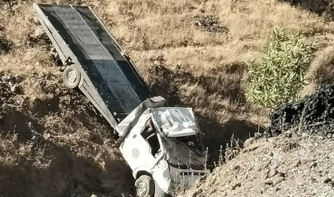 Siirt’in Şirvan ilçesinde çekicinin şarampole devrilmesi sonucu 2 kişi yaralandı.