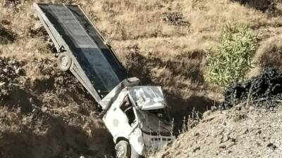 Siirt’in Şirvan ilçesinde çekicinin şarampole devrilmesi sonucu 2 kişi yaralandı.