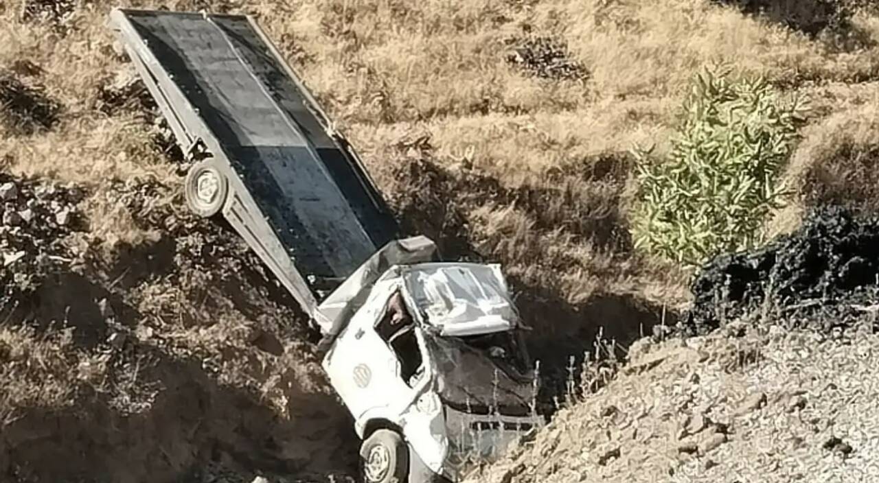 Siirt’in Şirvan ilçesinde çekicinin şarampole devrilmesi sonucu 2 kişi yaralandı.